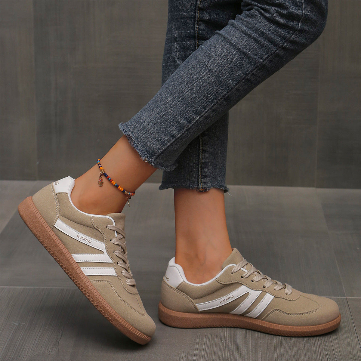 Damen Sneaker Elvira Weinrot getragen auf glattem Untergrund
