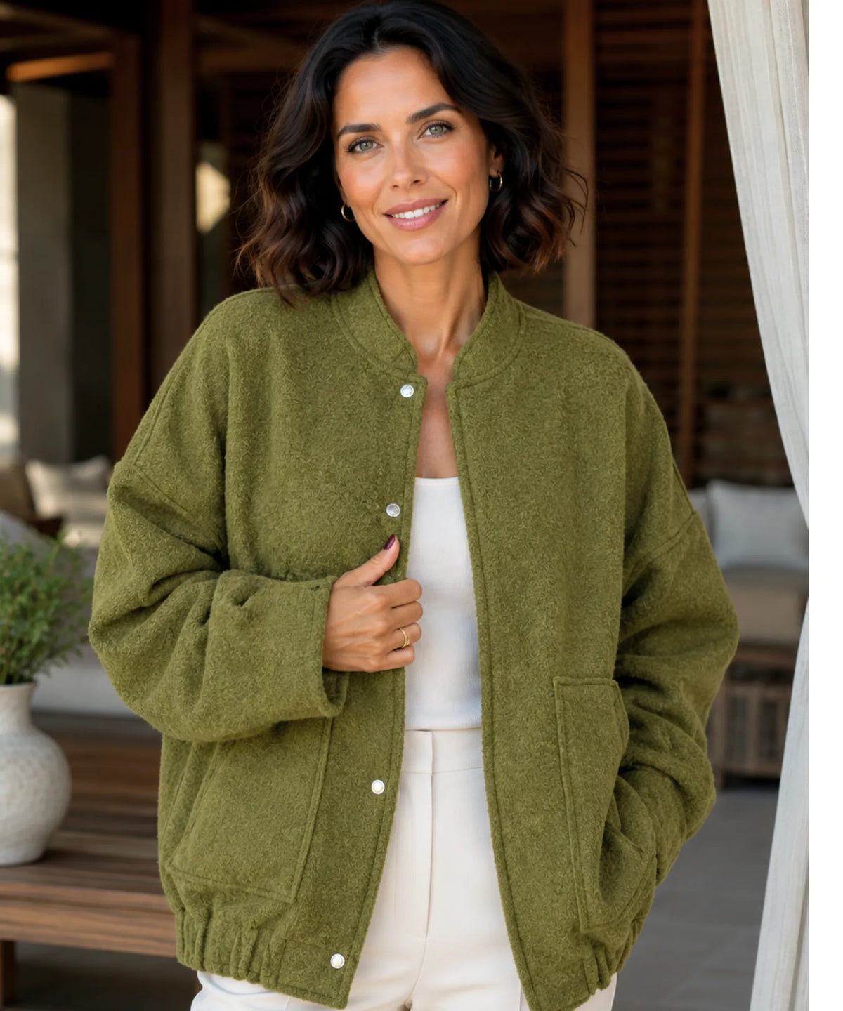 Damen Oversized Bouclé Bomberjacke in Elfenbein – Vorderansicht