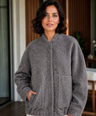 Oversized Bouclé Bomberjacke in Camel – Vorderansicht