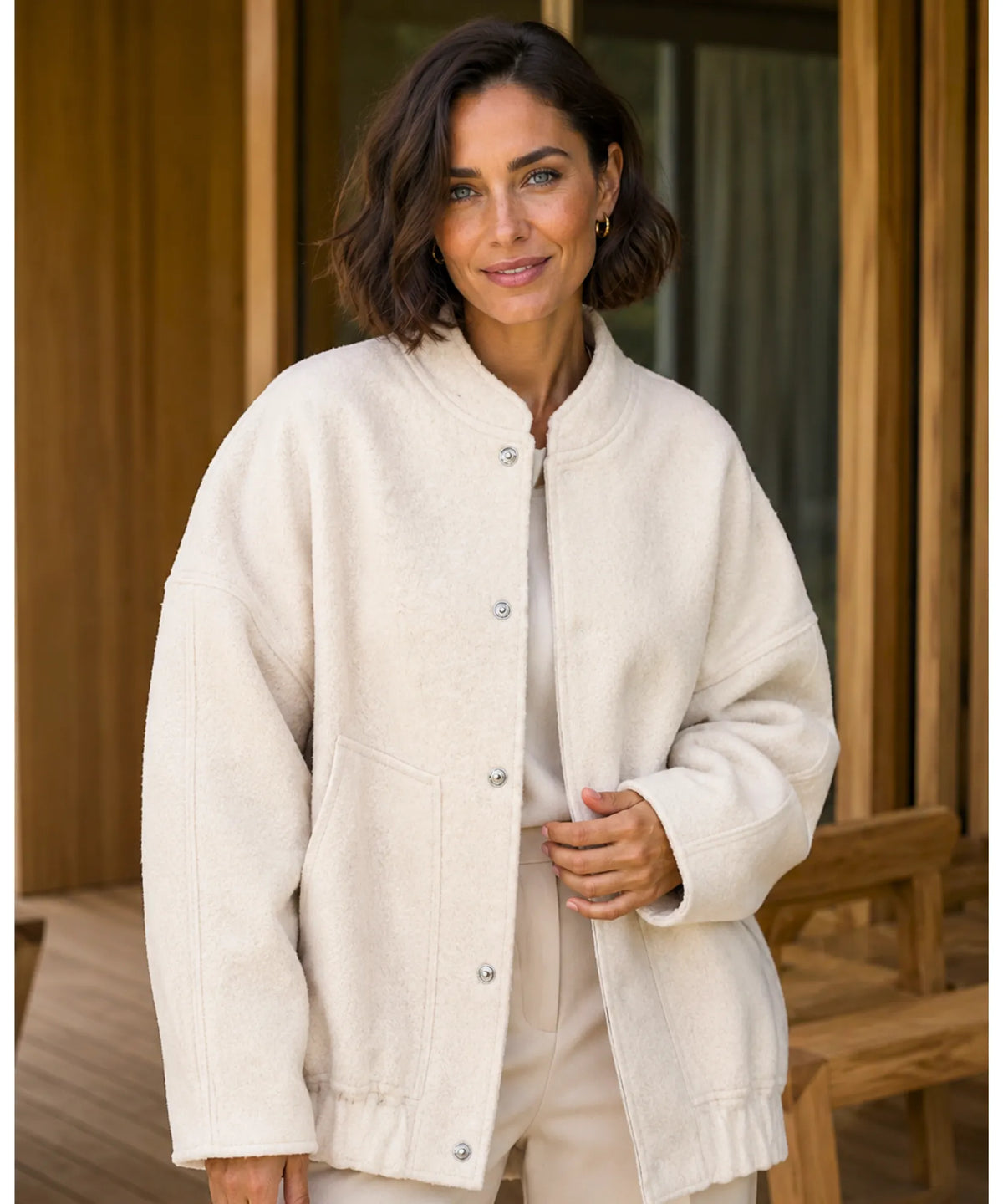 Oversized Bouclé Bomberjacke in Weiß – Ganzkörperansicht