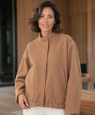 Stoff-Nahaufnahme der Bouclé Wolle der Bomberjacke in Camel