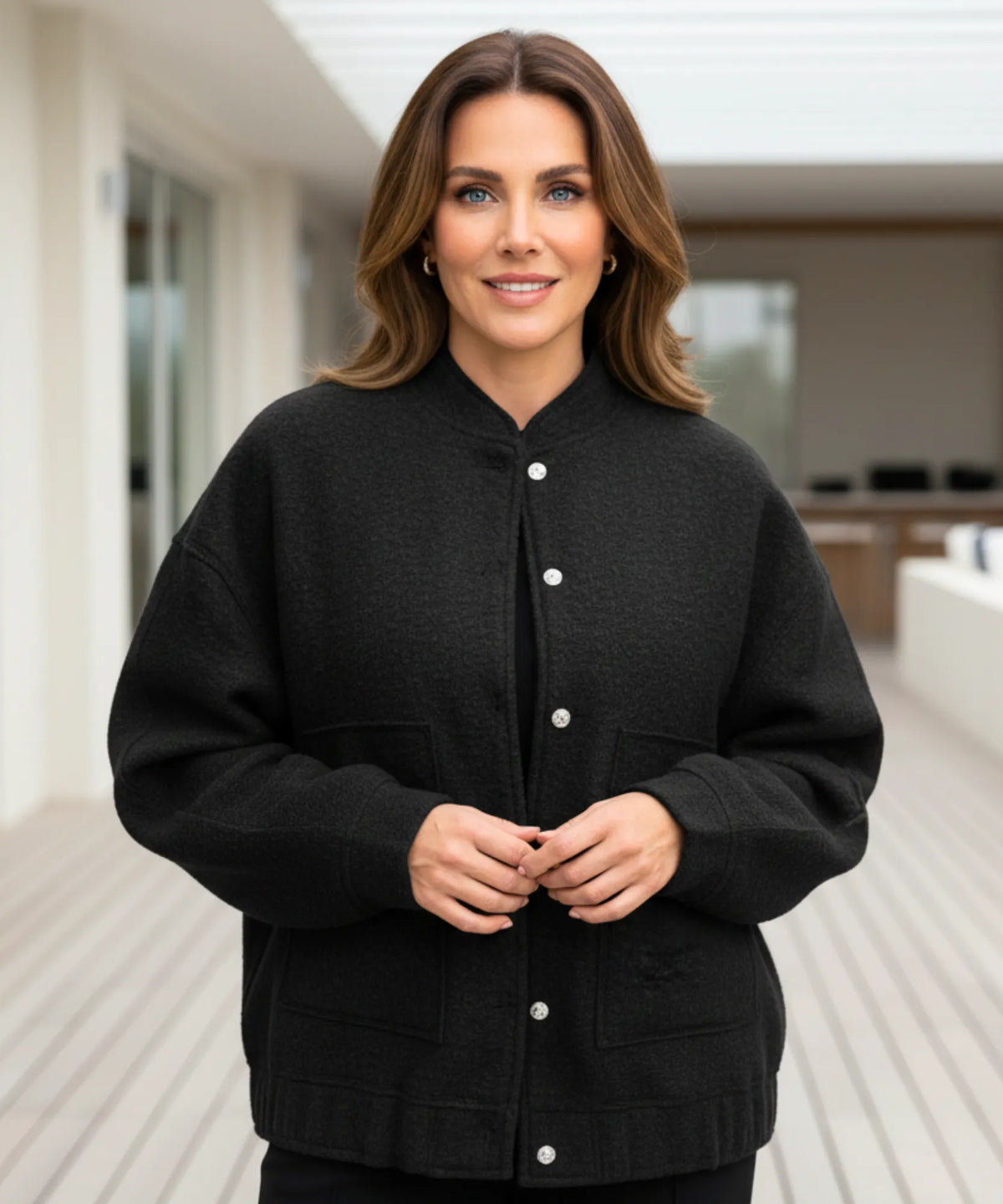 Oversized Bouclé Bomberjacke in Nude – Rückenansicht