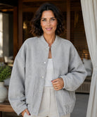 Seitenansicht der Oversized Bouclé Bomberjacke in Grau