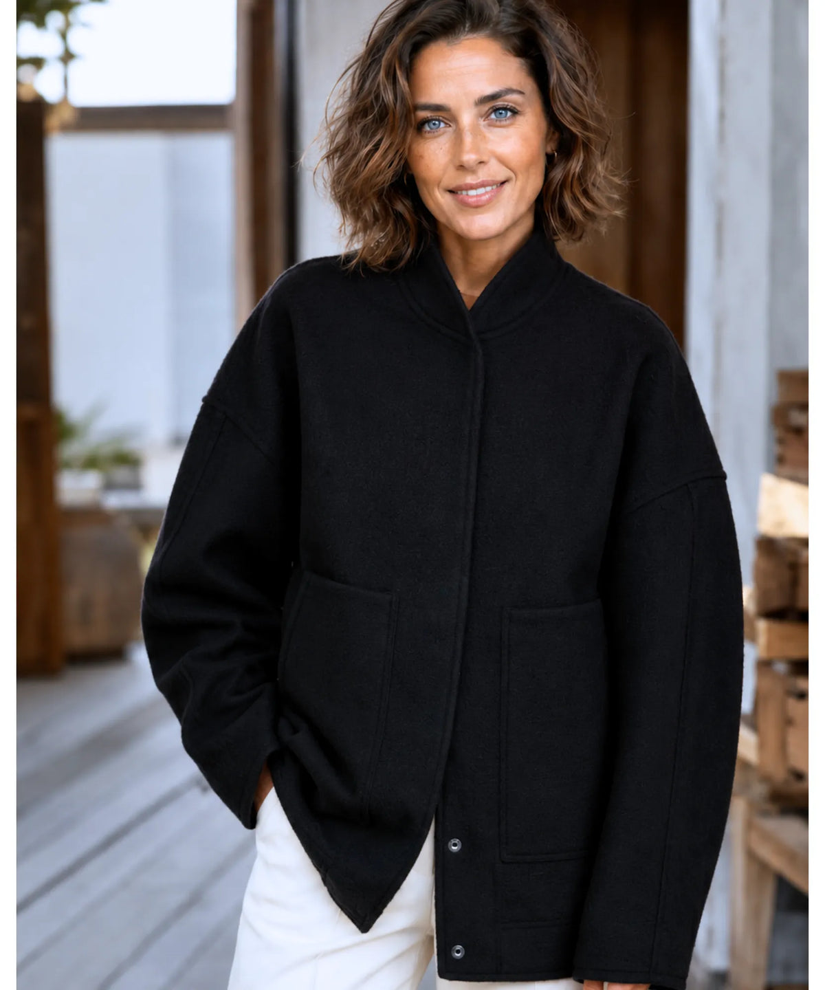 Kragen der Bouclé Bomberjacke aus der Nähe – Olivgrün