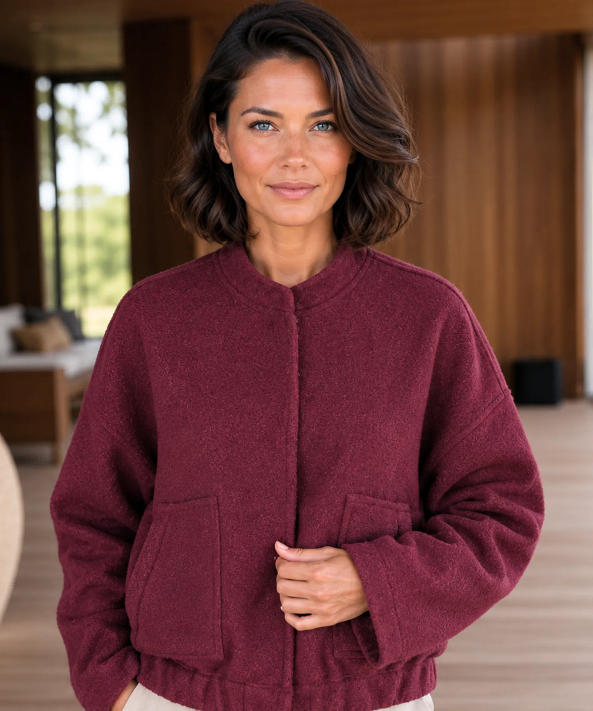 Elastische Bündchen der Bouclé Bomberjacke – Detailaufnahme