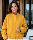 Seitentasche der Bouclé Bomberjacke – Detailaufnahme