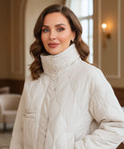 Damen Oversized Pufferjacke – Kordelzug am Saum in Mokka
