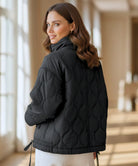 Detailaufnahme geometrische Steppnaht Damen Pufferjacke Olivgrün
