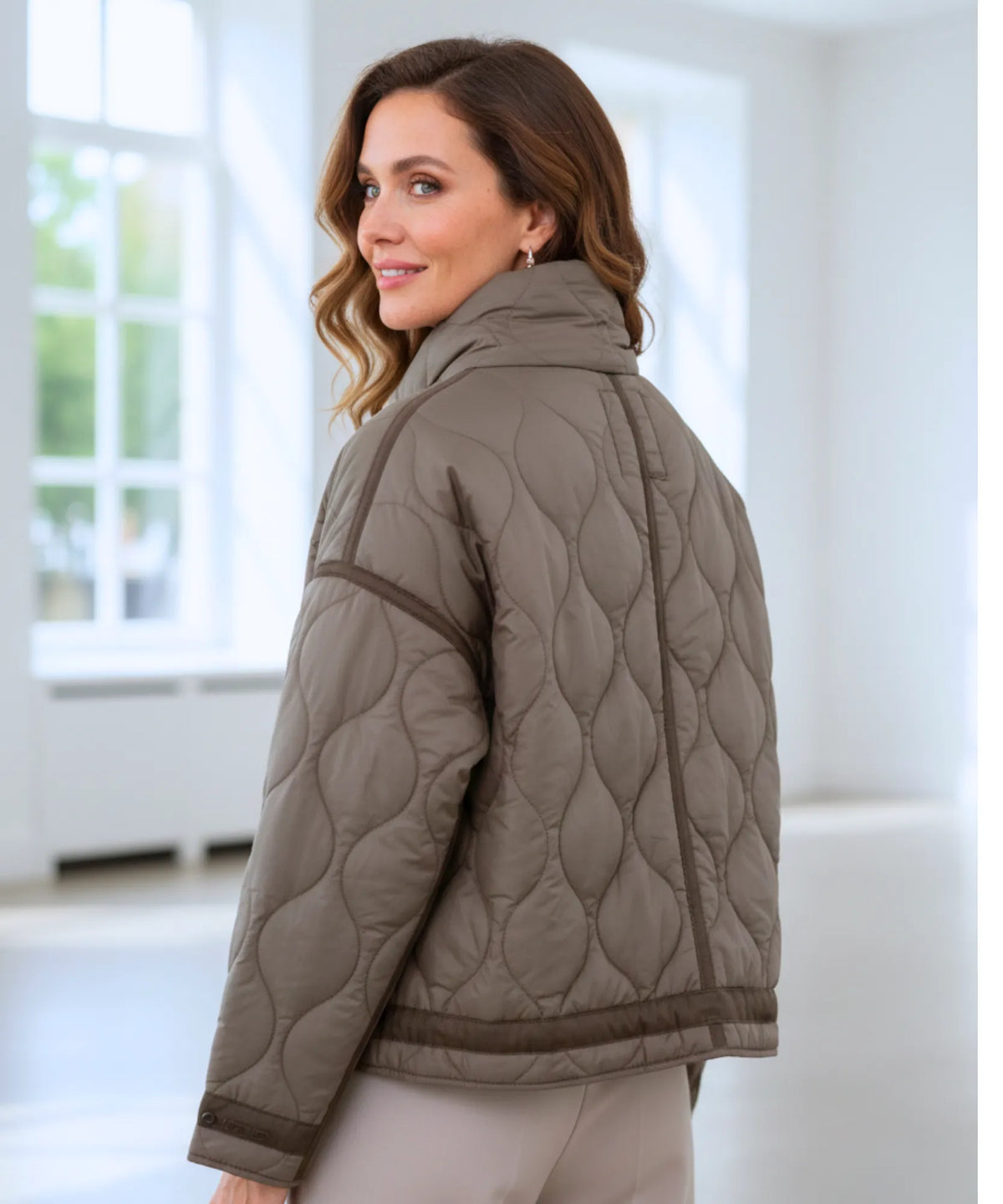 Pufferjacke Damen Mokka mit Hochkragen und Reißverschluss