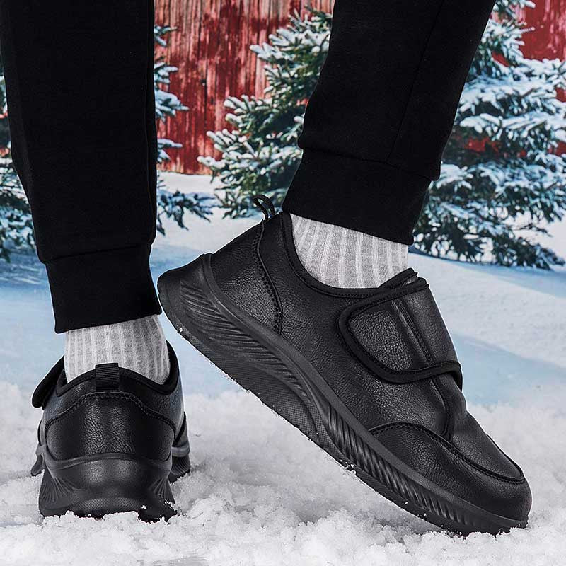 Schwarzer Damen-Sneaker ideal bei Hallux valgus und geschwollenen Füßen