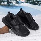 Schwarzer Pflegeschuh-Sneaker – Rückansicht mit Pull-Tab