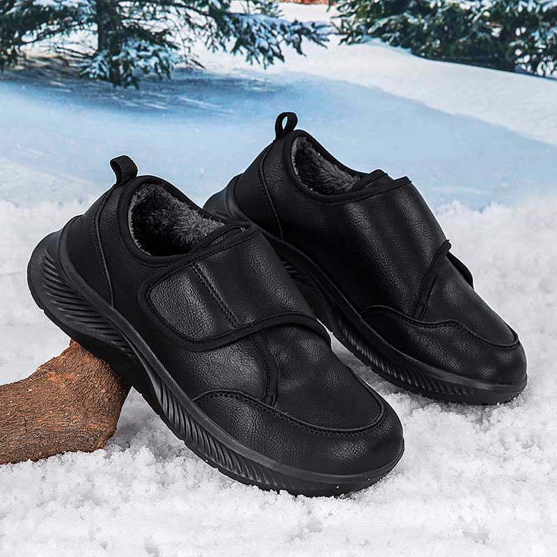 Schwarzer Pflegeschuh-Sneaker – Rückansicht mit Pull-Tab