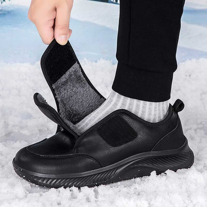 Weiter Klettverschluss am Pflegeschuh-Sneaker für bequemes Anziehen