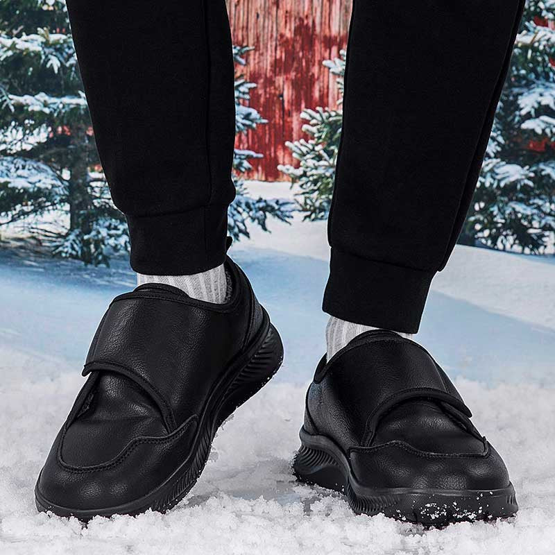 Schwarzer Slip-on-Sneaker mit offener Vorderkappe für breite Füße