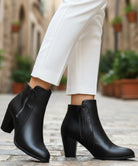 Damen-Stiefeletten aus veganem Leder mit Blockabsatz in Schwarz