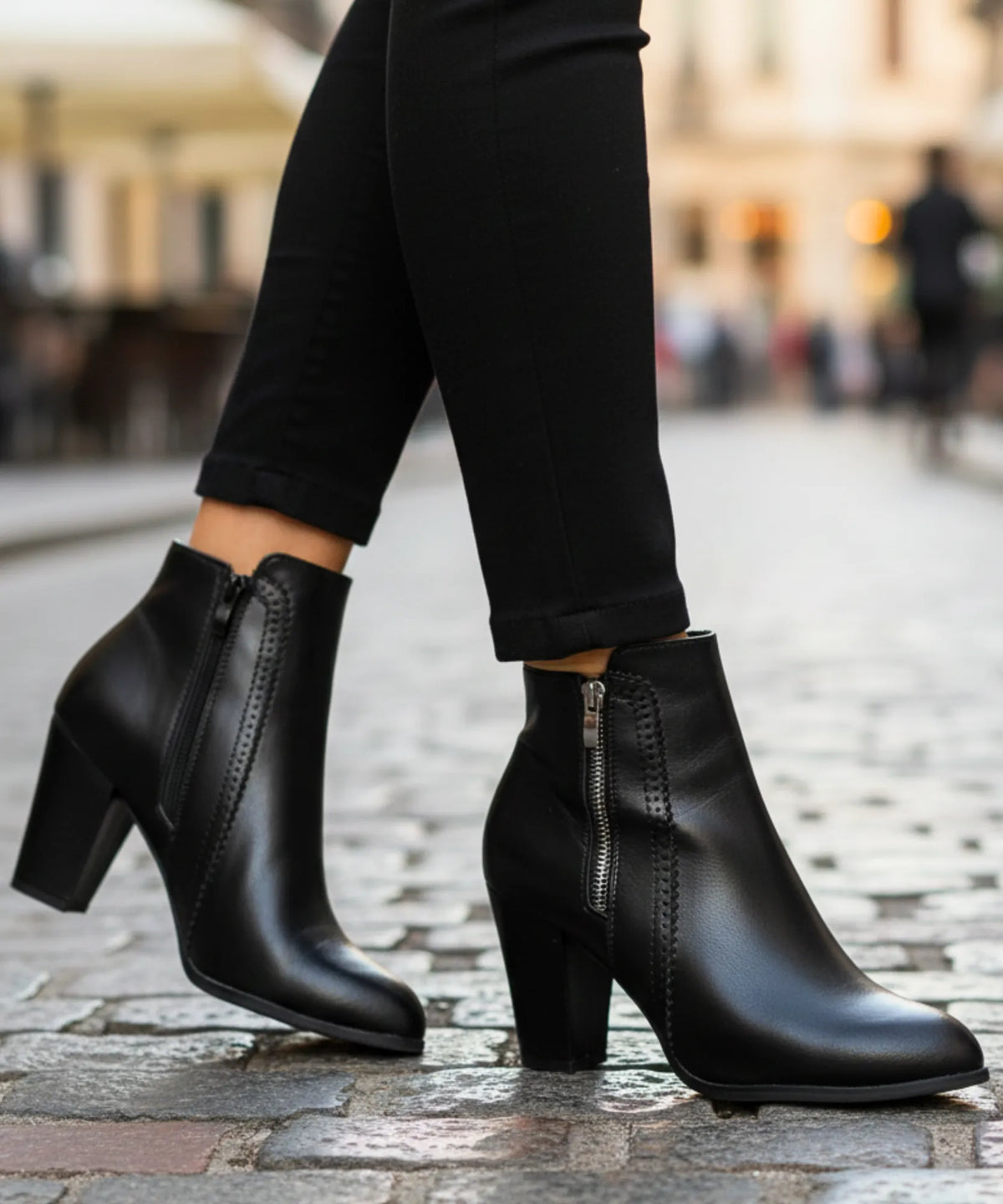 Stiefeletten mit Blockabsatz und perforierter Naht in Schwarz