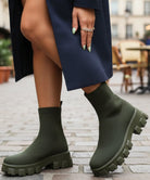Nora Strick-Sockenstiefel in Schwarz mit dicker Gummisohle, Frontansicht