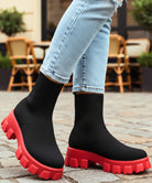 Weißer Strick-Sockenstiefel mit Grobprofil-Sohle, minimalistisches Design