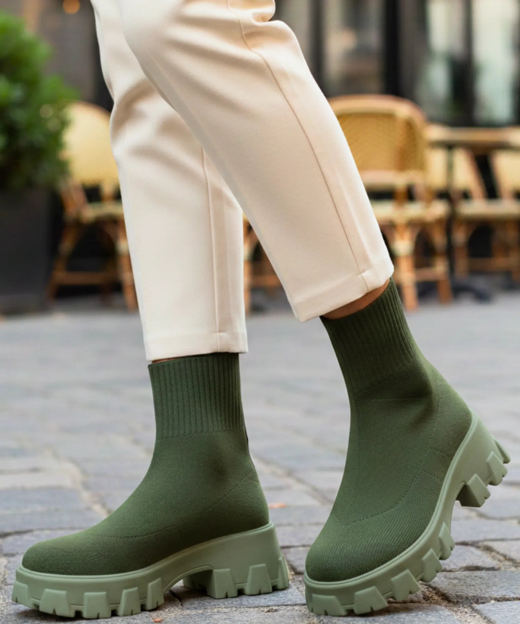 Damen Strick-Sockenstiefel in Schokobraun, kombiniert mit Straight-Leg-Jeans