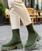 Damen Strick-Sockenstiefel in Schokobraun, kombiniert mit Straight-Leg-Jeans