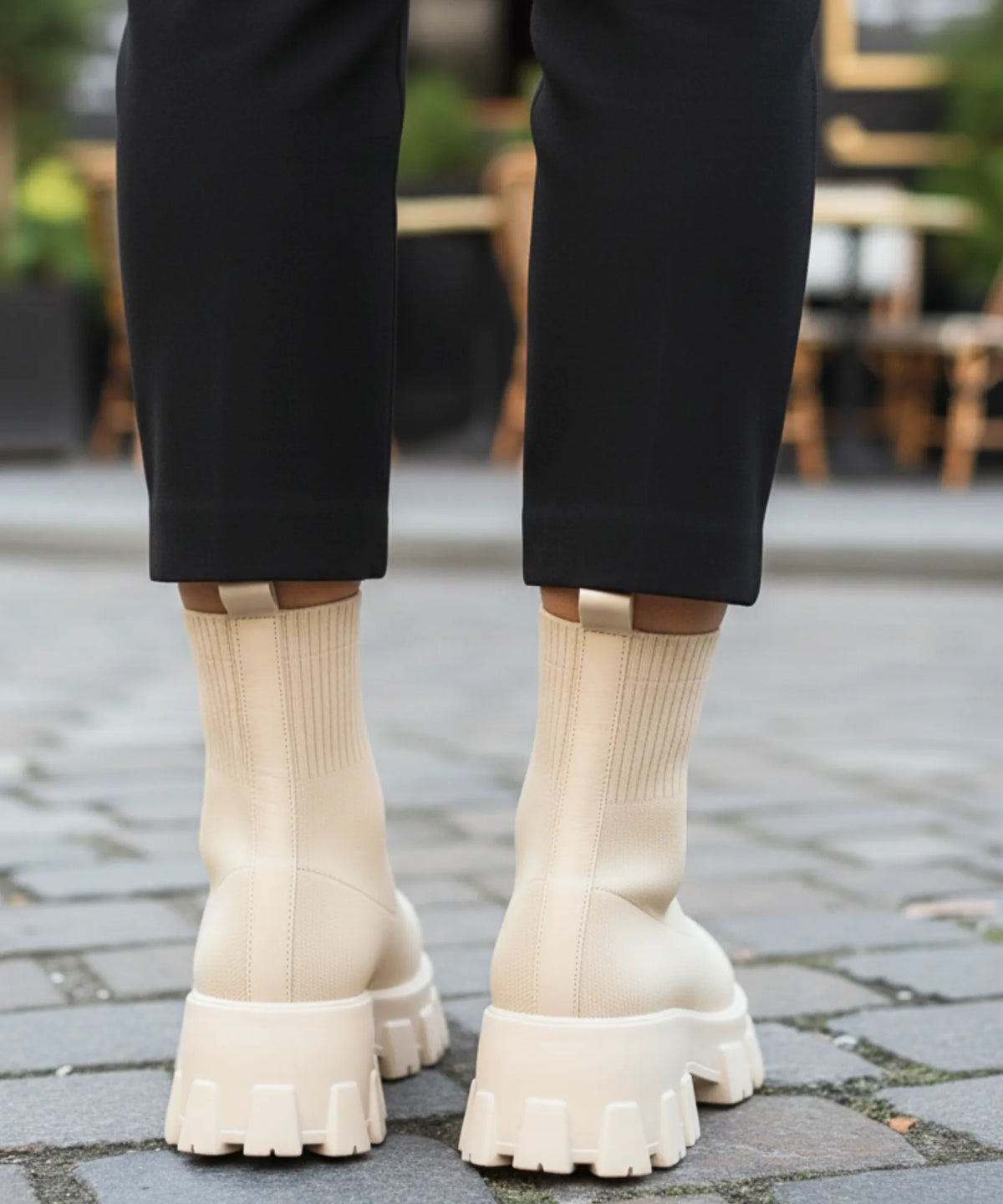 Detailansicht des elastischen Hochdicht-Strickobermaterials in Schwarz
