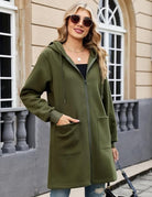 Lange Damen Strickjacke mit Kapuze und Vordertaschen – Frontansicht