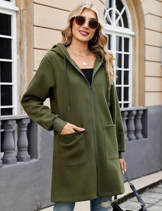 Lange Damen Strickjacke mit Kapuze und Vordertaschen – Frontansicht