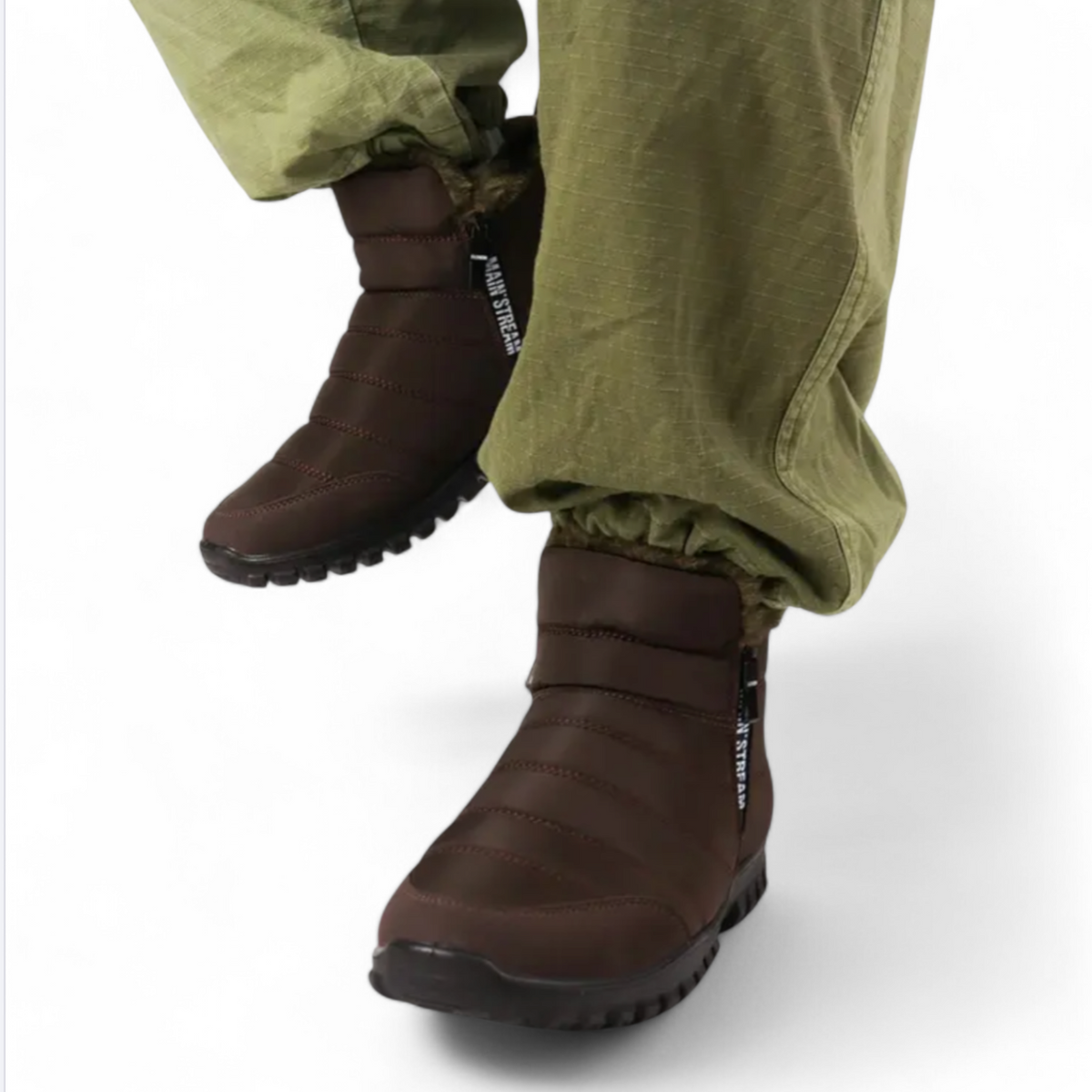 Warme Winterstiefel Herren Braun – getragen im Schnee