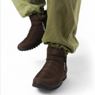 Warme Winterstiefel Herren Braun – getragen im Schnee