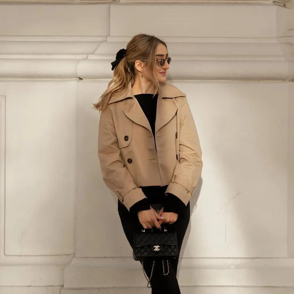 Schwarze Crop-Jacke für Damen – Streetwear-Look mit Hochbund und langen Ärmeln