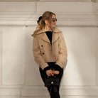 Schwarze Crop-Jacke für Damen – Streetwear-Look mit Hochbund und langen Ärmeln