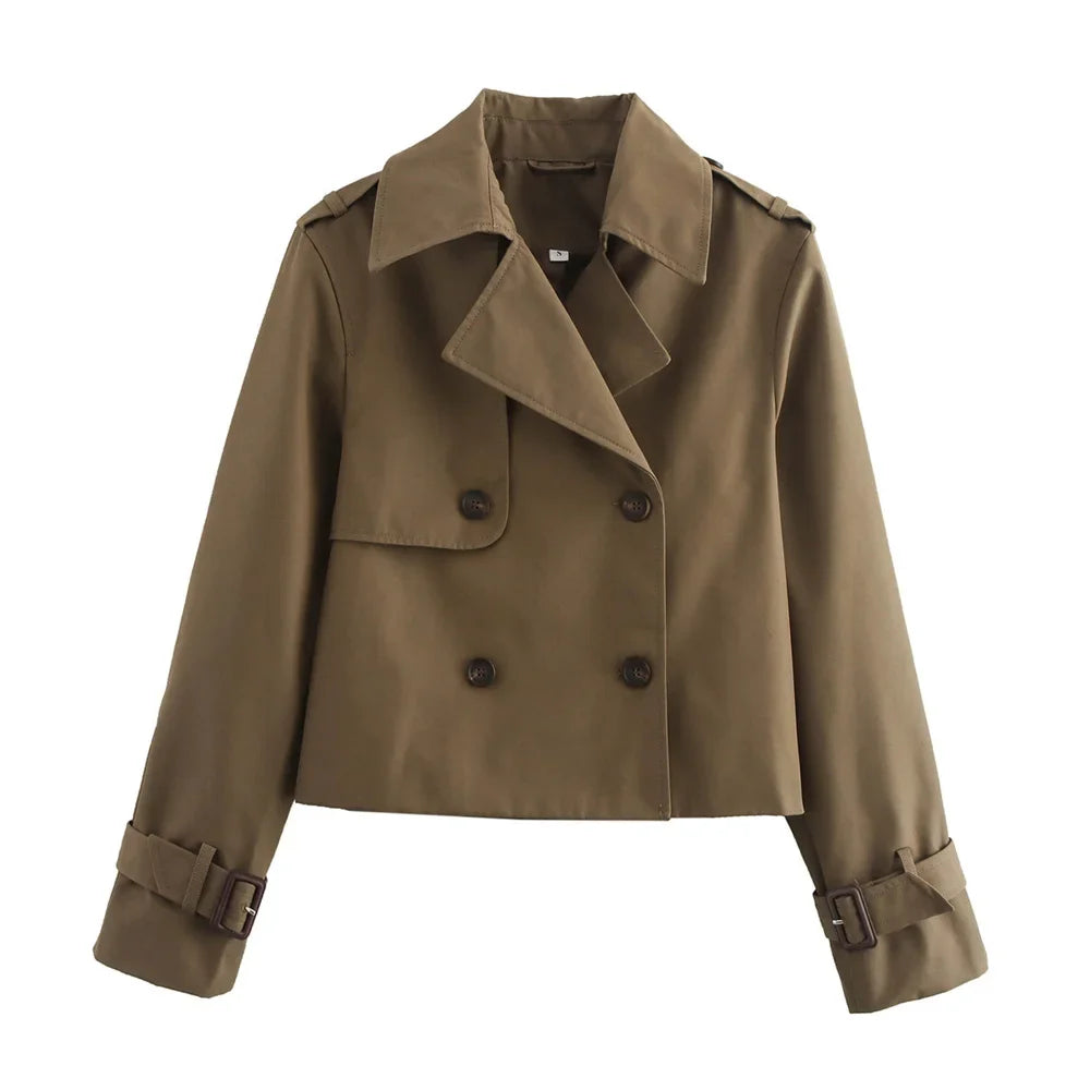 Detailaufnahme Knopfverschluss der Mara Crop-Jacke in Schwarz