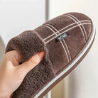 Unisex Plüsch-Hausschuhe Relano in Schwarz – Seitenansicht