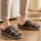 Relano Winter-Hausschuhe in Braun – minimalistische Streifenoptik