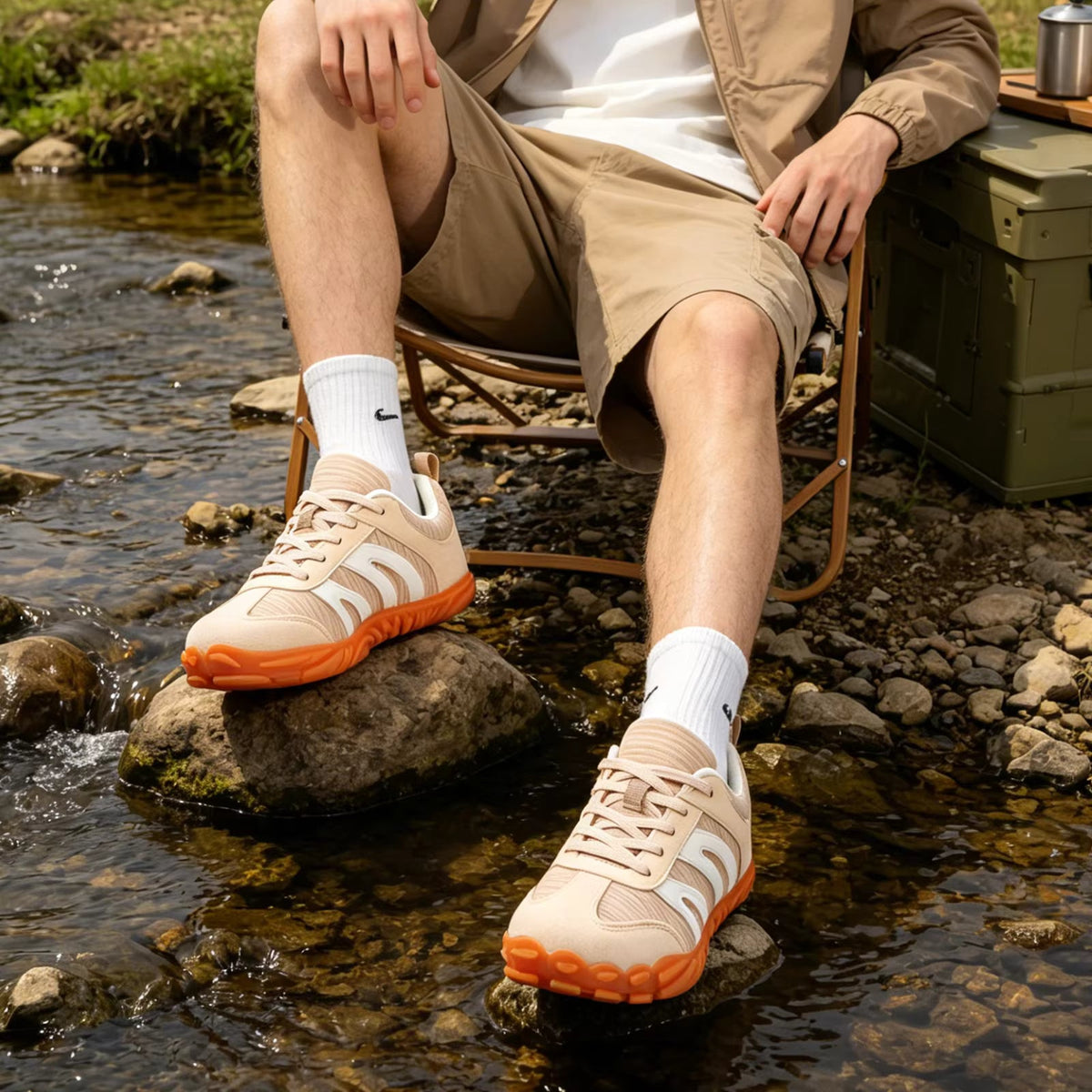 Torvin Sneaker in Khaki getragen von einem Mann im Alltag